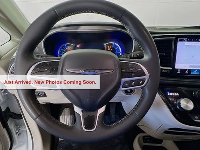 2024 Chrysler Pacifica Hybrid Select
