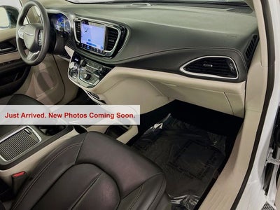 2024 Chrysler Pacifica Hybrid Select