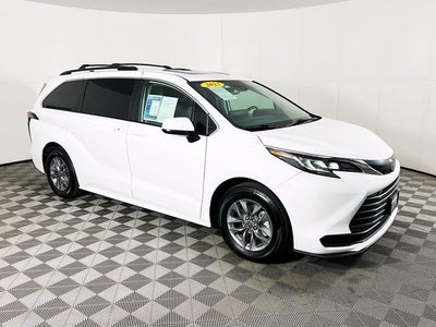2023 Toyota Sienna LE 8 Passenger