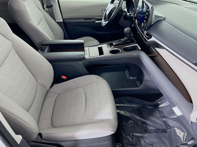 2023 Toyota Sienna LE 8 Passenger