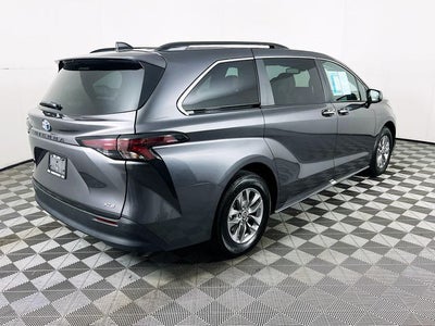 2025 Toyota Sienna XLE 8 Passenger