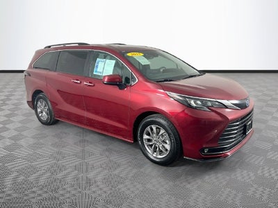 2025 Toyota Sienna XLE 8 Passenger